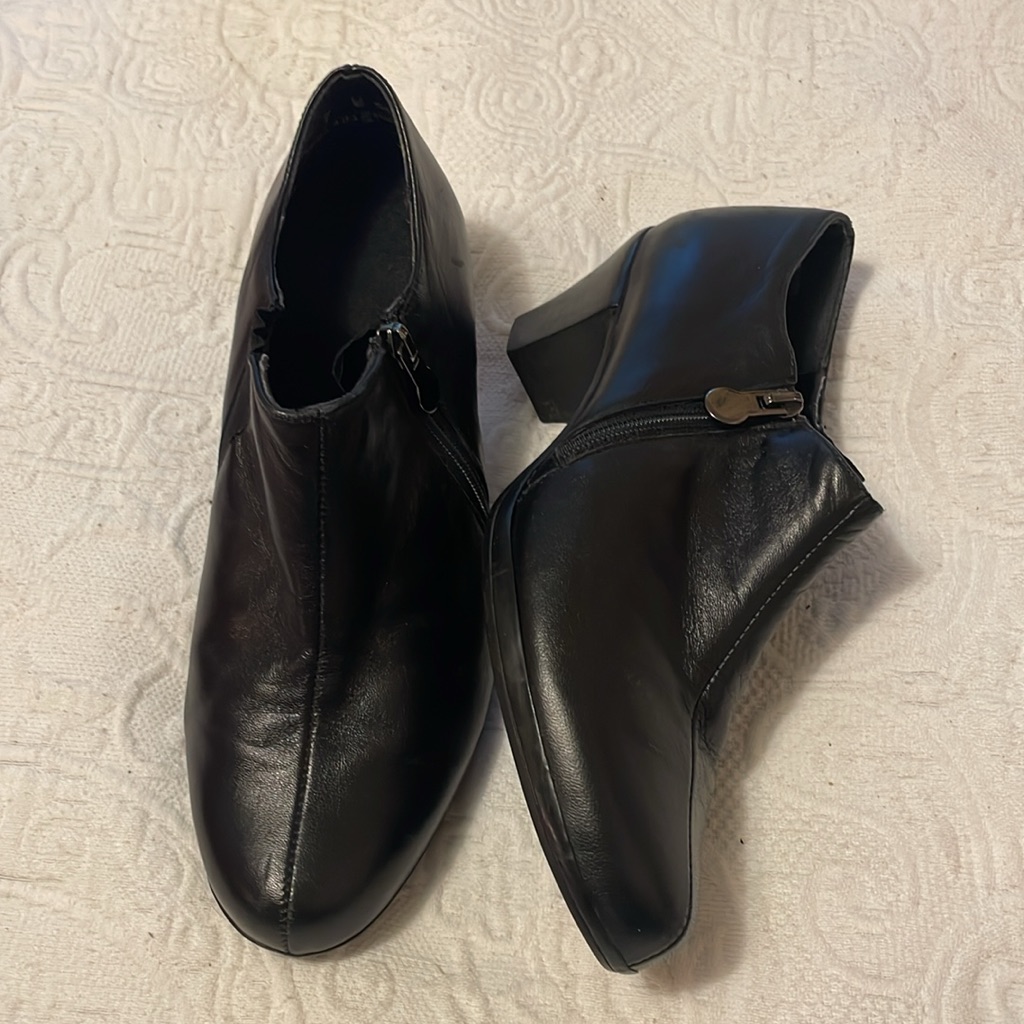 Black Women's "Munro American" Pumps